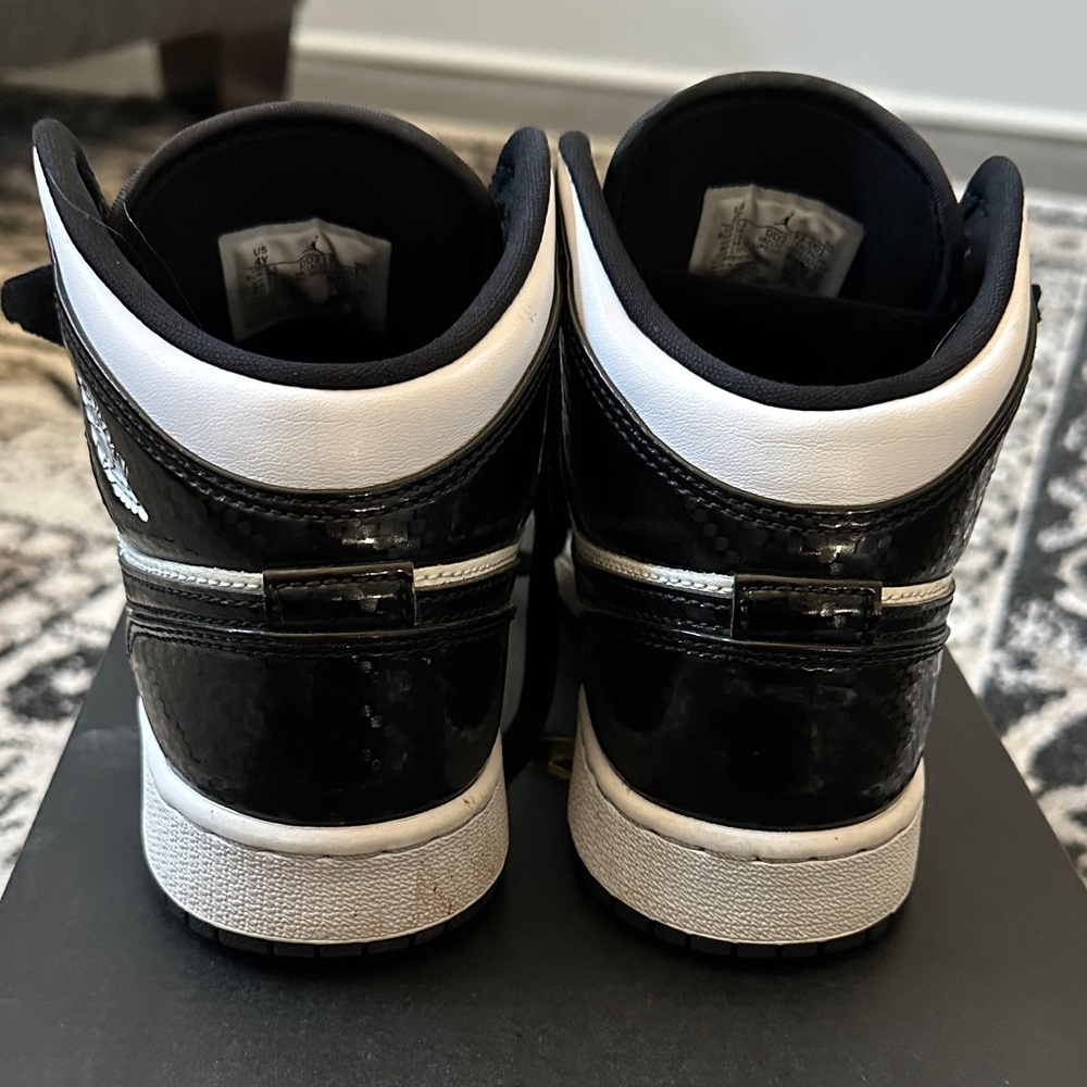 GUC Jordan 1 Mid SE Carbon Fiber Sneakers - Size 4Y - Picture 4 of 16